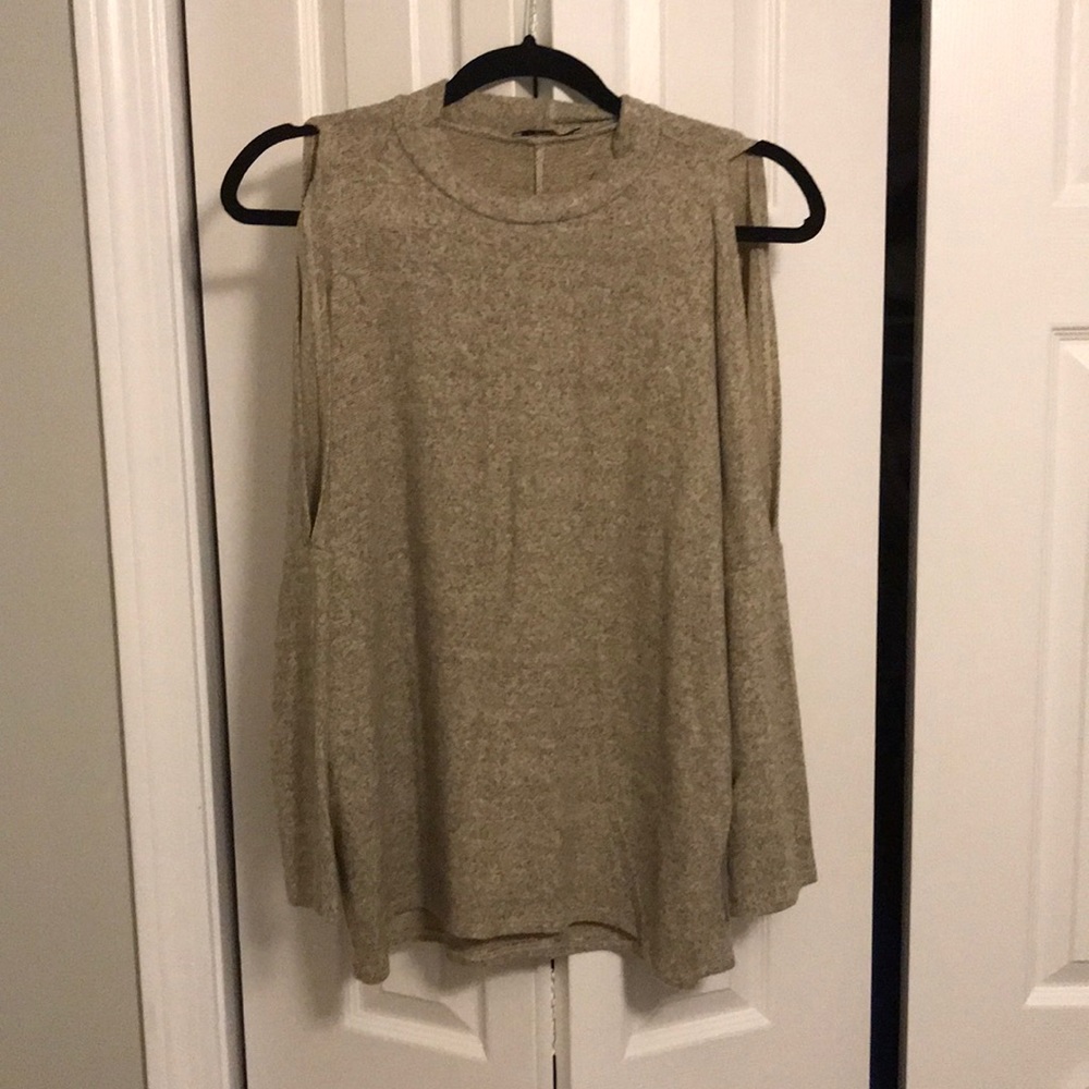 Acemi cold shoulder top